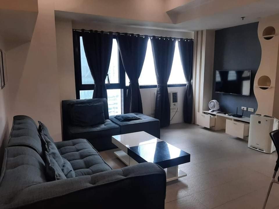 Spacious 2 Bedroom Unit With Pool Manila Bagian luar foto