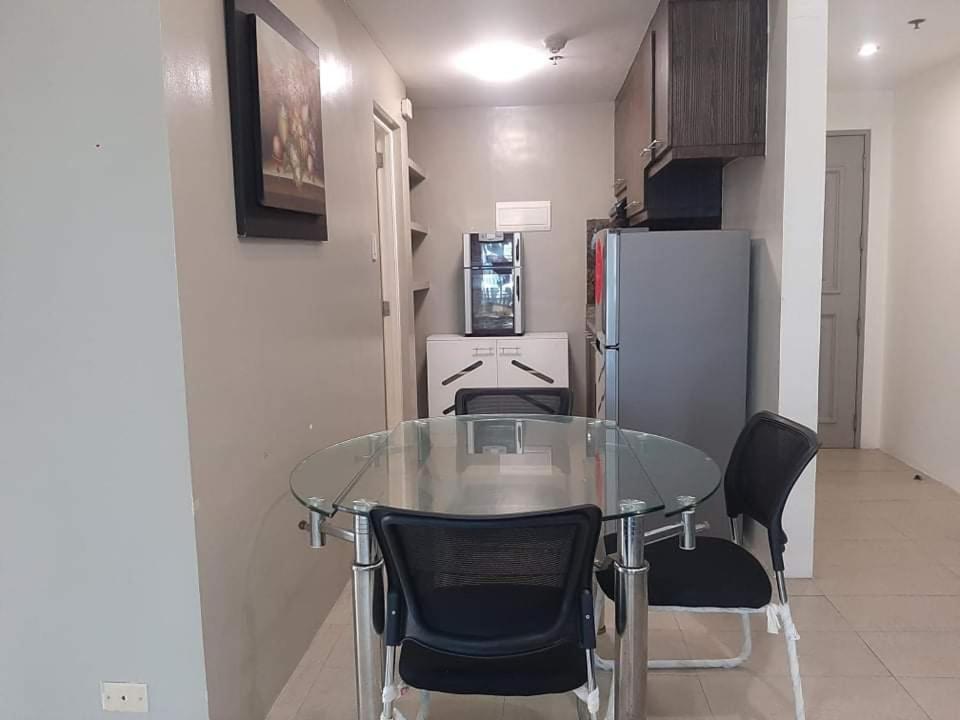 Spacious 2 Bedroom Unit With Pool Manila Bagian luar foto
