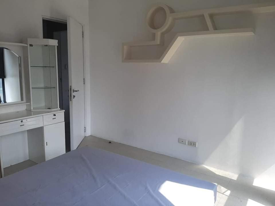 Spacious 2 Bedroom Unit With Pool Manila Bagian luar foto