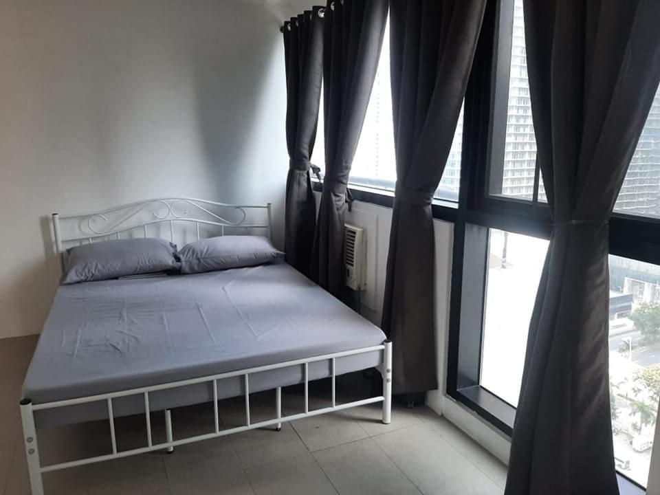 Spacious 2 Bedroom Unit With Pool Manila Bagian luar foto